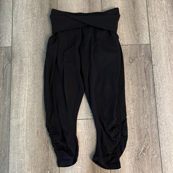 Lululemon Sunset Salutation CropBlack size 6 - Picture 2 of 3